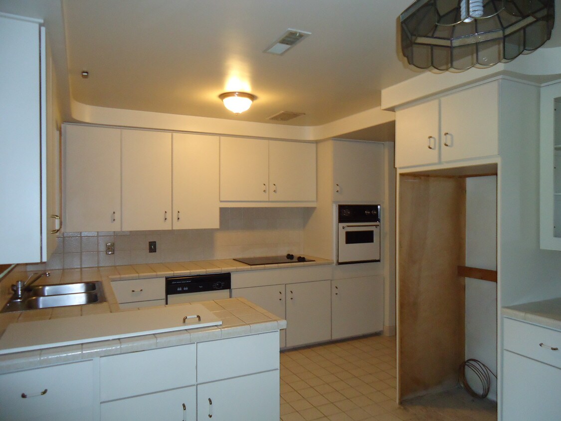 Building Photo - 3220 Sulgrave Rd