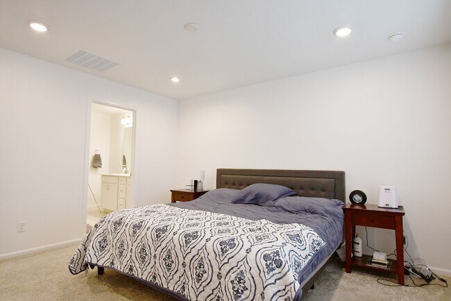 Building Photo - Painted Prairie Town Home for Rent! Brand ...