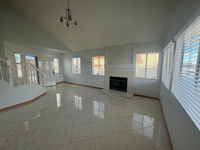 Building Photo - Victorville Home