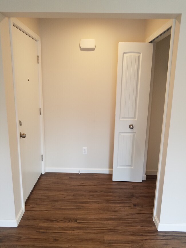Entry/Foyer - 507 W Highland Rd