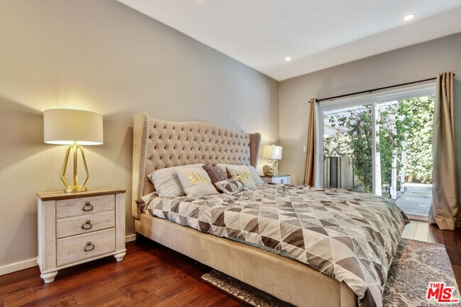 Foto del edificio - 809 N W Knoll Dr