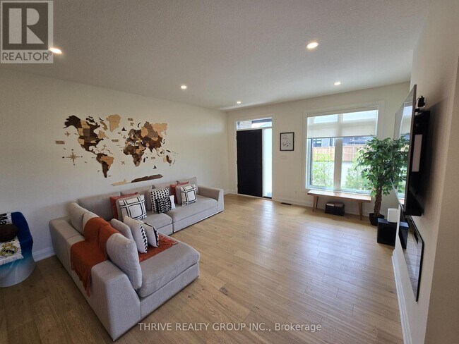 Photo du bâtiment - 383-383 Daventry Way