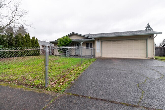Foto del edificio - Beautiful 3 Bed 2 home with 2 Car Garage-E...