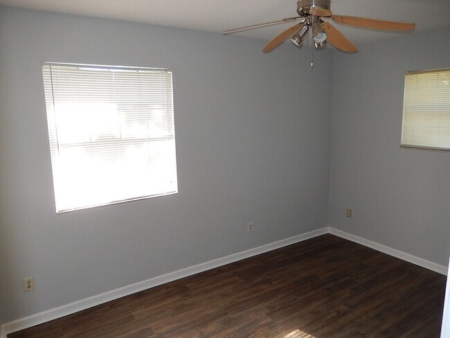 Foto del edificio - RENOVATED 4/2 House w/ Large Yard, Wood Floors, Screen Porch, Game Room/Office, & More! $2550/mon...