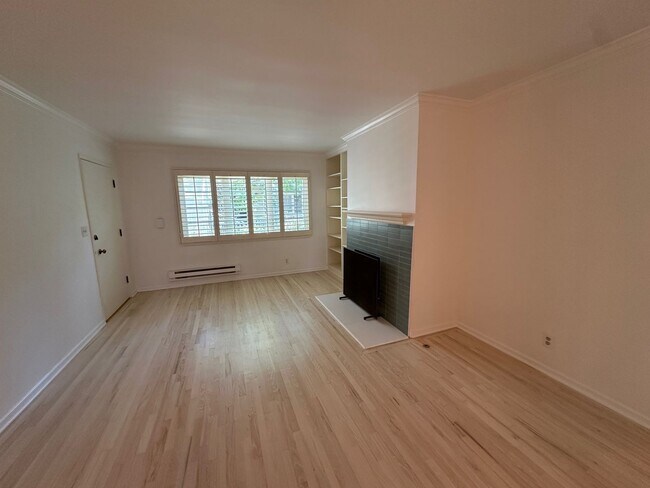 Building Photo - Chic Santa Monica Condo Living!