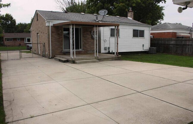 Building Photo - Beautiful updated 3 bedroom ranch