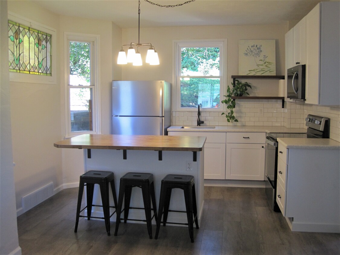 Newly renovated kitchen - 2332 Los Angeles Ave