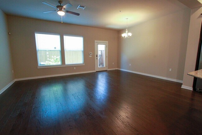 Building Photo - Beautiful 3 Bed / 2.5 Bath Home in Mueller