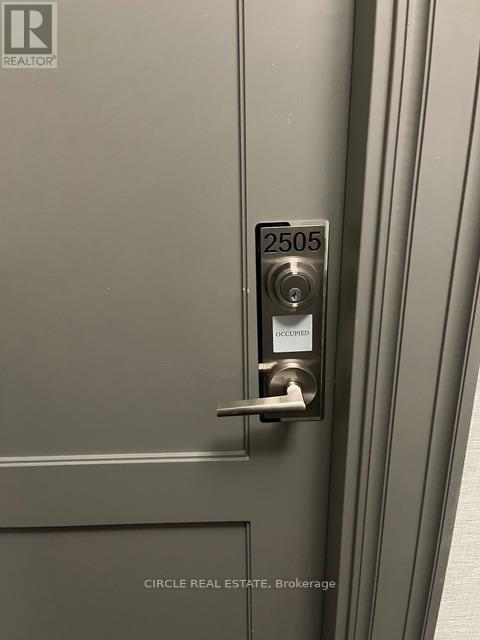 Photo du bâtiment - 30 Elm Dr W