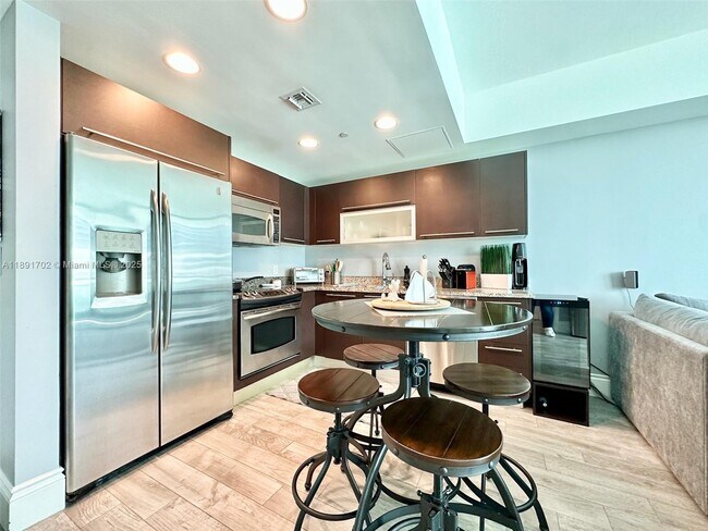 Building Photo - 950 Brickell Bay Dr