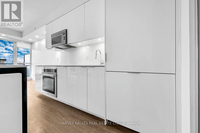 Building Photo - 609 Avenue Rd