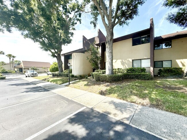 Foto del edificio - 785 S Village Dr