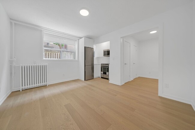 Building Photo - 26 Balmoral Ave