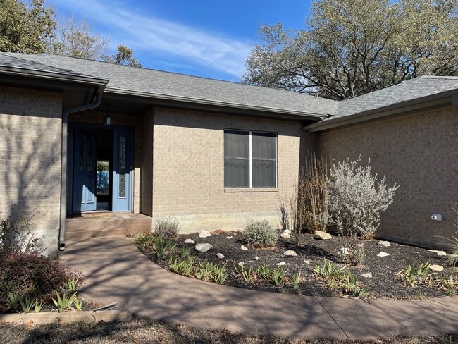 Building Photo - This charming 3-bedroom, 2-bathroom home i...