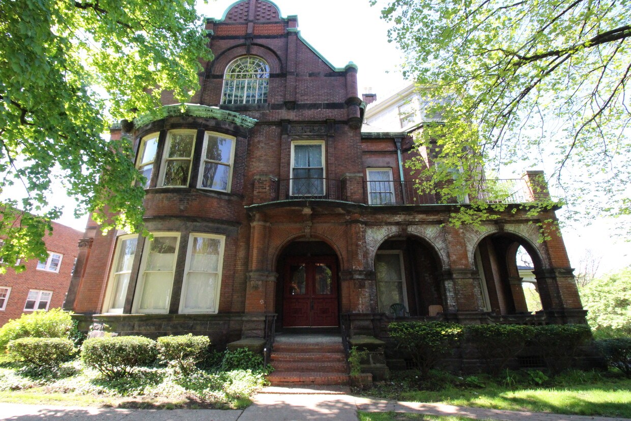 Primary Photo - 721 E High St