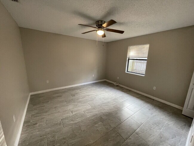 Building Photo - Charming 2-Bed Duplex with Ample Space on W Belmar St, Lakeland!