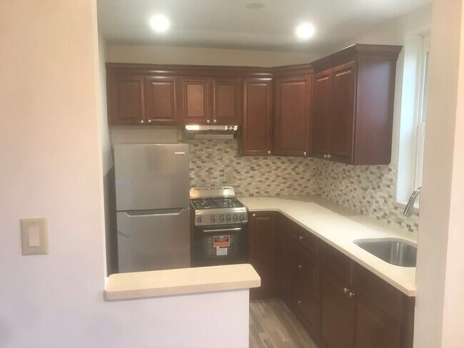 Ceramic tile floor and backsplas - 3506 Utopia Pky
