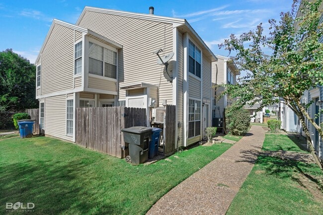 Building Photo - End Unit in Cobblestone