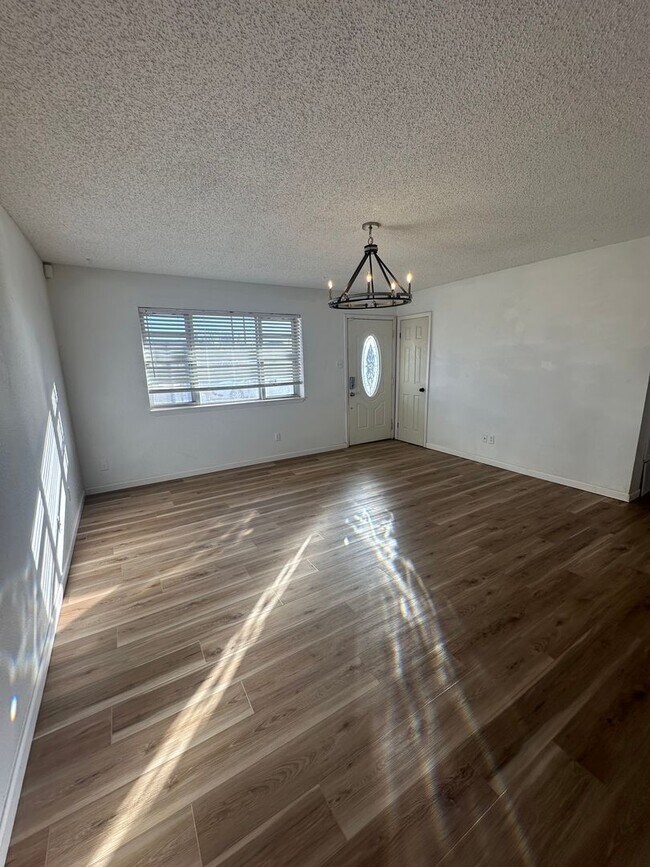 Building Photo - Spacious 3 Bed Home with a Large second Li...
