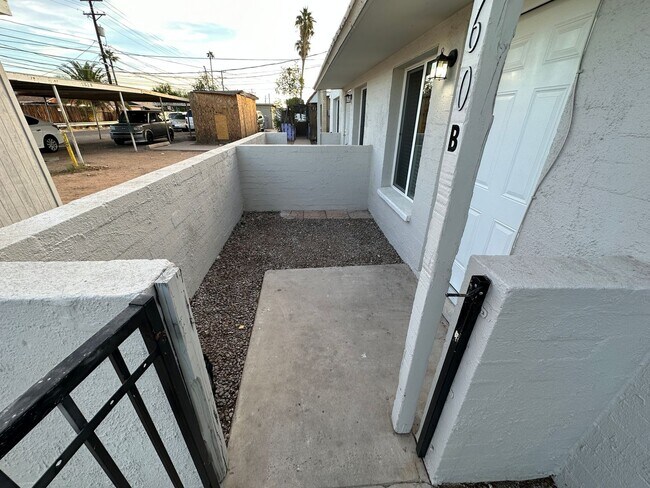 Foto del edificio - 2260 E Broadway Rd