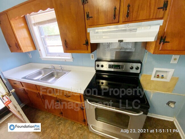 Building Photo - 4940 Sherry Dr