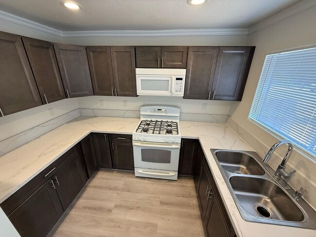 Foto del edificio - 2 bedroom 1.5 Bath Upgraded Townhome
