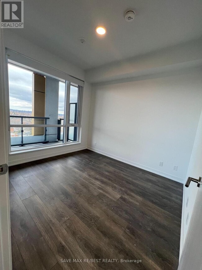 Building Photo - 7950-B-7950 Bathurst St