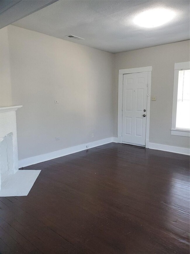 Building Photo - Spacious 3 Bed, 1 Bath Near Historic Fairmount- 76104