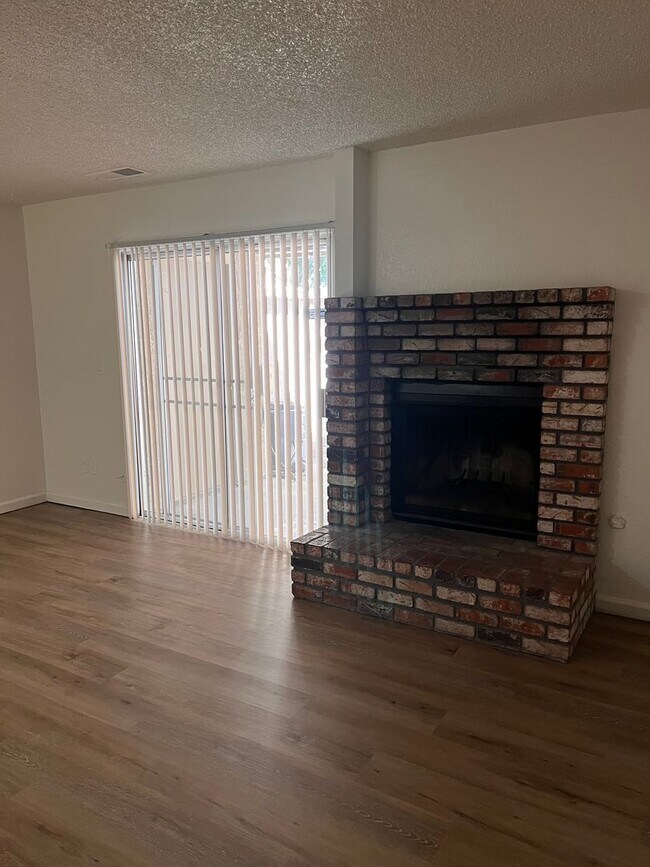 Building Photo - Spacious 2 Story - 2bedroom 1 1/2 bath con...