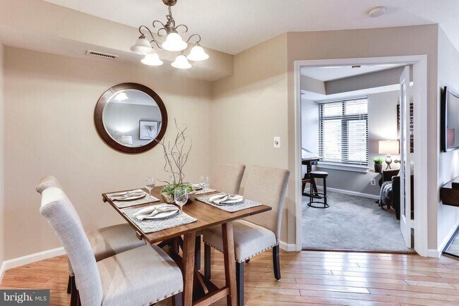 Dining space - 2400 Clarendon Blvd