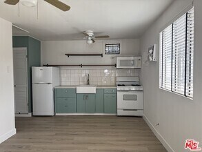 Building Photo - 1034 1/2 N Bonnie Brae St