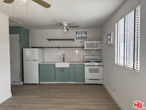 Building Photo - 127 1/2 N Bonnie Brae St