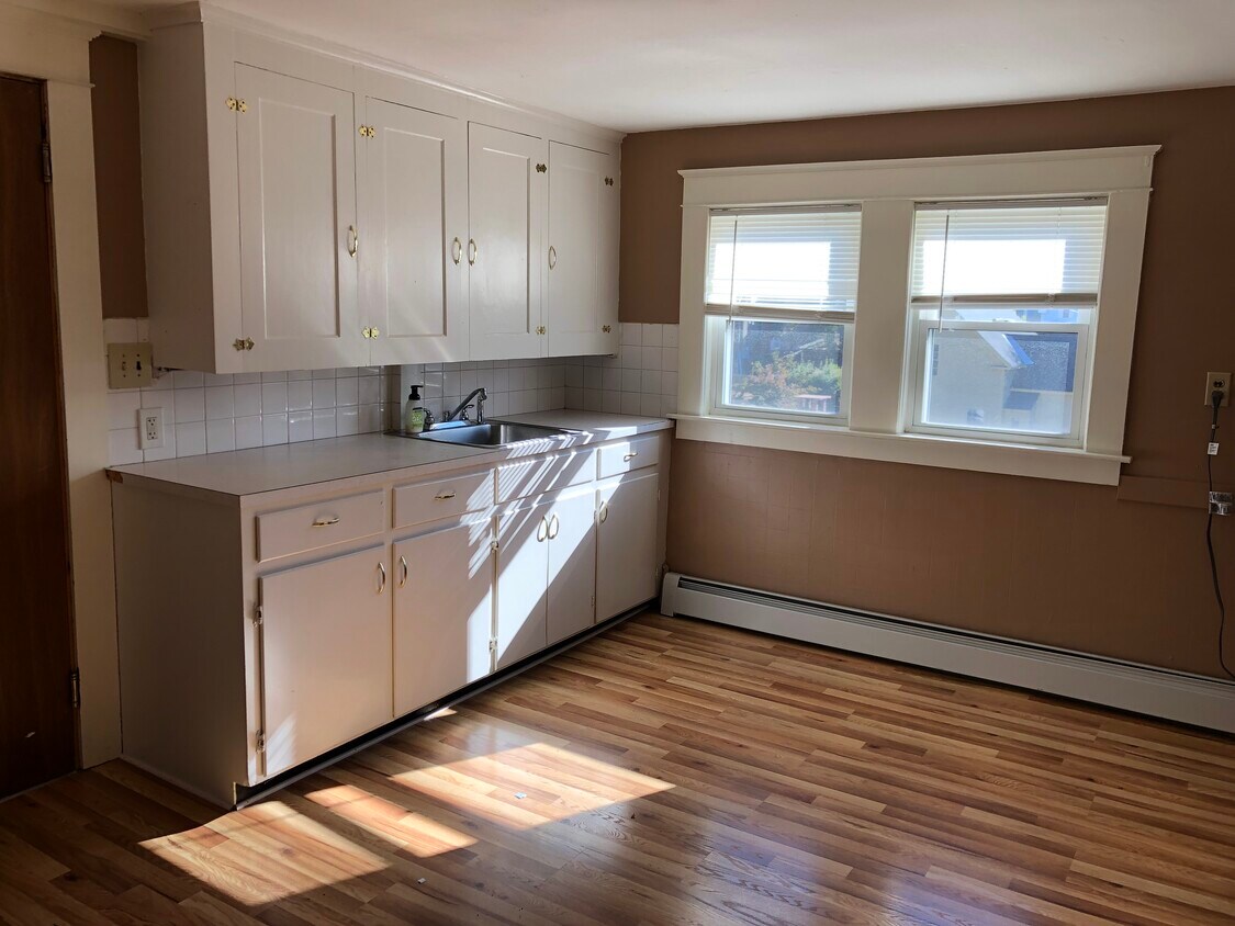 42 Mulberry St Unit 3, Claremont, NH 03743 Apartments in Claremont