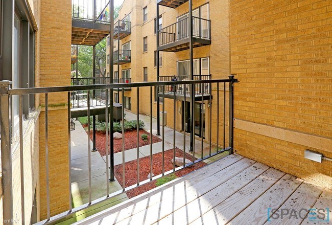 Building Photo - 3352 W Wilson Ave
