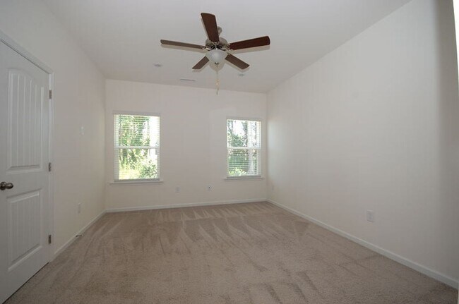Building Photo - 327 Settlers Pointe Dr