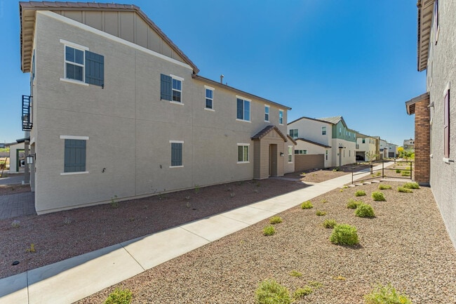 Building Photo - 2436 W Maximo Wy