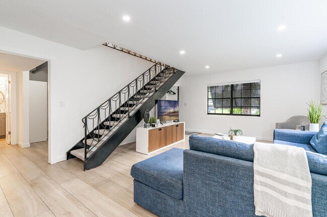 Building Photo - 807-809-809 SW 14th Ct