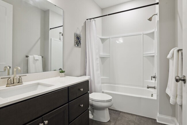 Main level bath - 792 James Ave N