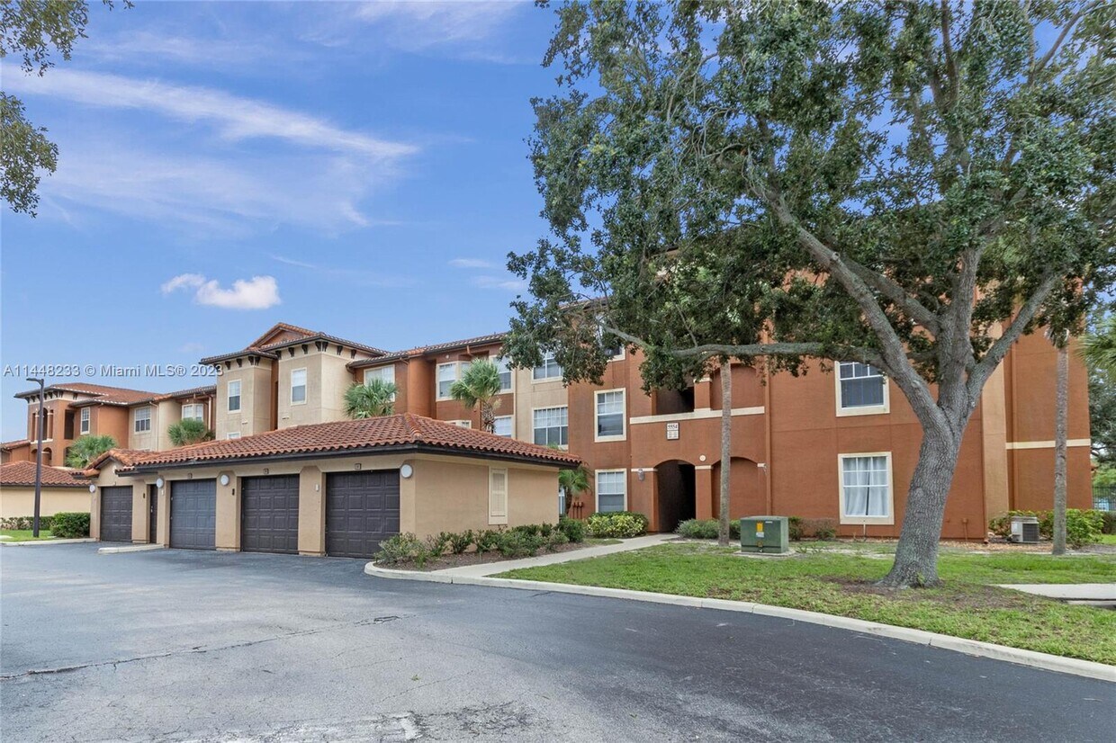 Primary Photo - 5554 Metrowest Blvd