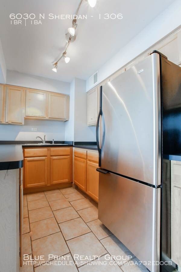 Building Photo - 1 bedroom  1 bath Condo with Lake front views