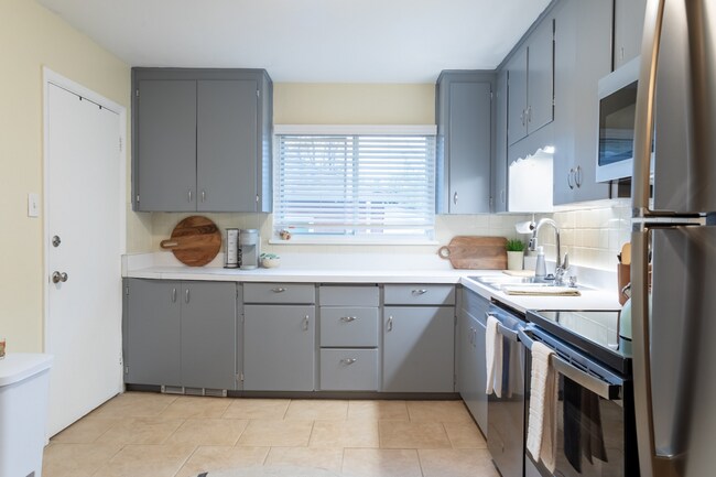 Foto del edificio - Spacious Updated Unit of Quadplex Availabl...