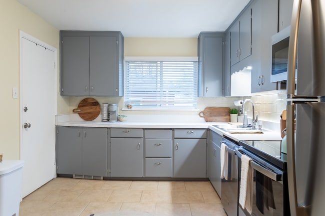Building Photo - Spacious Updated Unit of Quadplex Availabl...