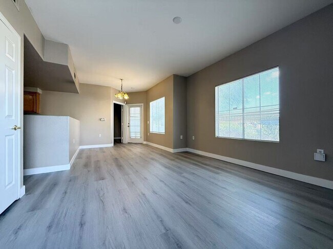 Foto del edificio - Gated condo boasts 2 bedrooms and 2 bathrooms