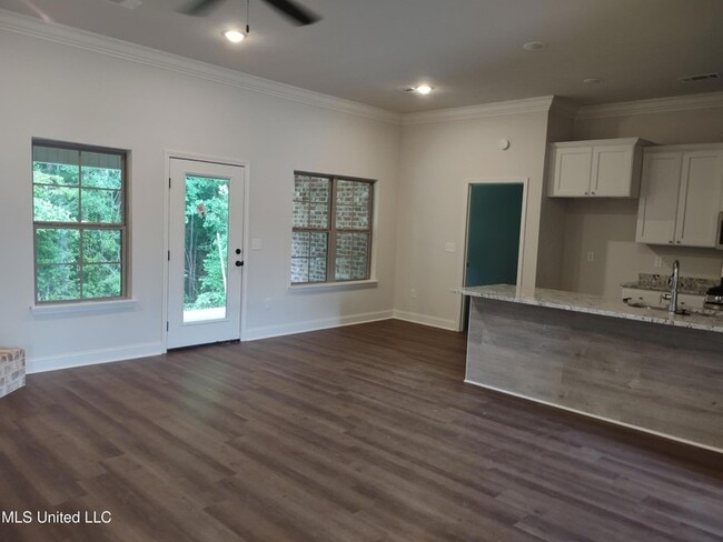 Building Photo - 1007 Silver Cir