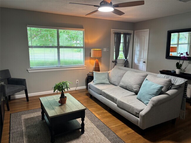 Foto del edificio - 331 Oak Dr