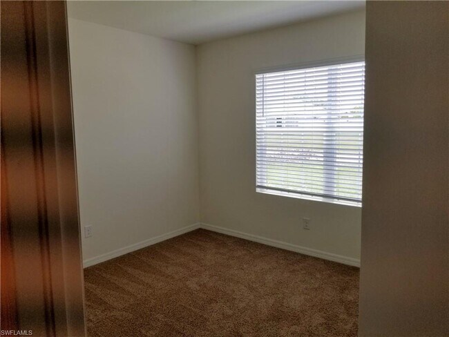 Building Photo - 907 SE 5th Ct