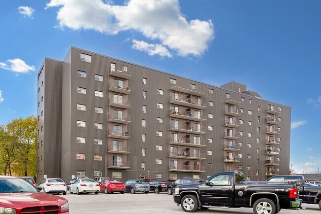 Photo du bâtiment - Regal Tower Apartments - Sarnia