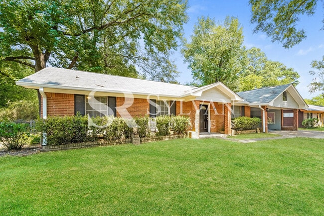 Building Photo - One-level living in this 3 BR, 2 BA home