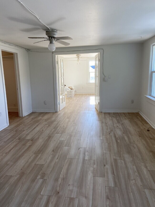Foto del edificio - Spacious 3 bed 1 bath, bright & cheery apa...