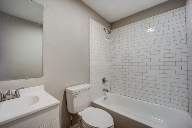 Building Photo - Freshly Updated 2 Bedroom House